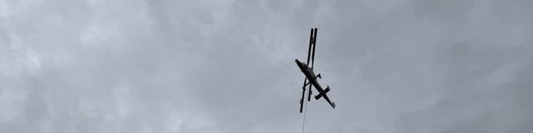 À l’aide d’un hélicoptère